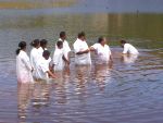 Momento do batismo com Pr. Regional Édson Clai, sendo batizados nove novos irmãos. Este foi o segundo batismo neste campo como uma das excelentes provas da aprovação de Cristo para com o trabalho na região. 