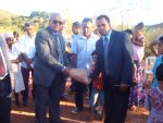 Momento em que o pastor regional, Édson Clai, junto com o pastor presidente Jurandir, faz o lançamento da pedra fundamental em Camarinhas.